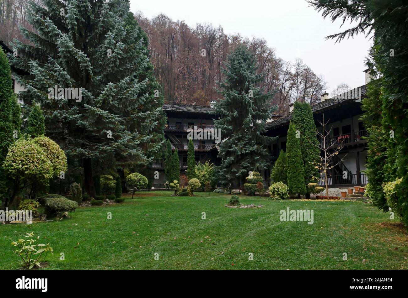 Fragment de l'immeuble et des bâtiments administratifs du monastère de Troyan avec le style architectural de la renaissance des écoles, Oreshak Banque D'Images