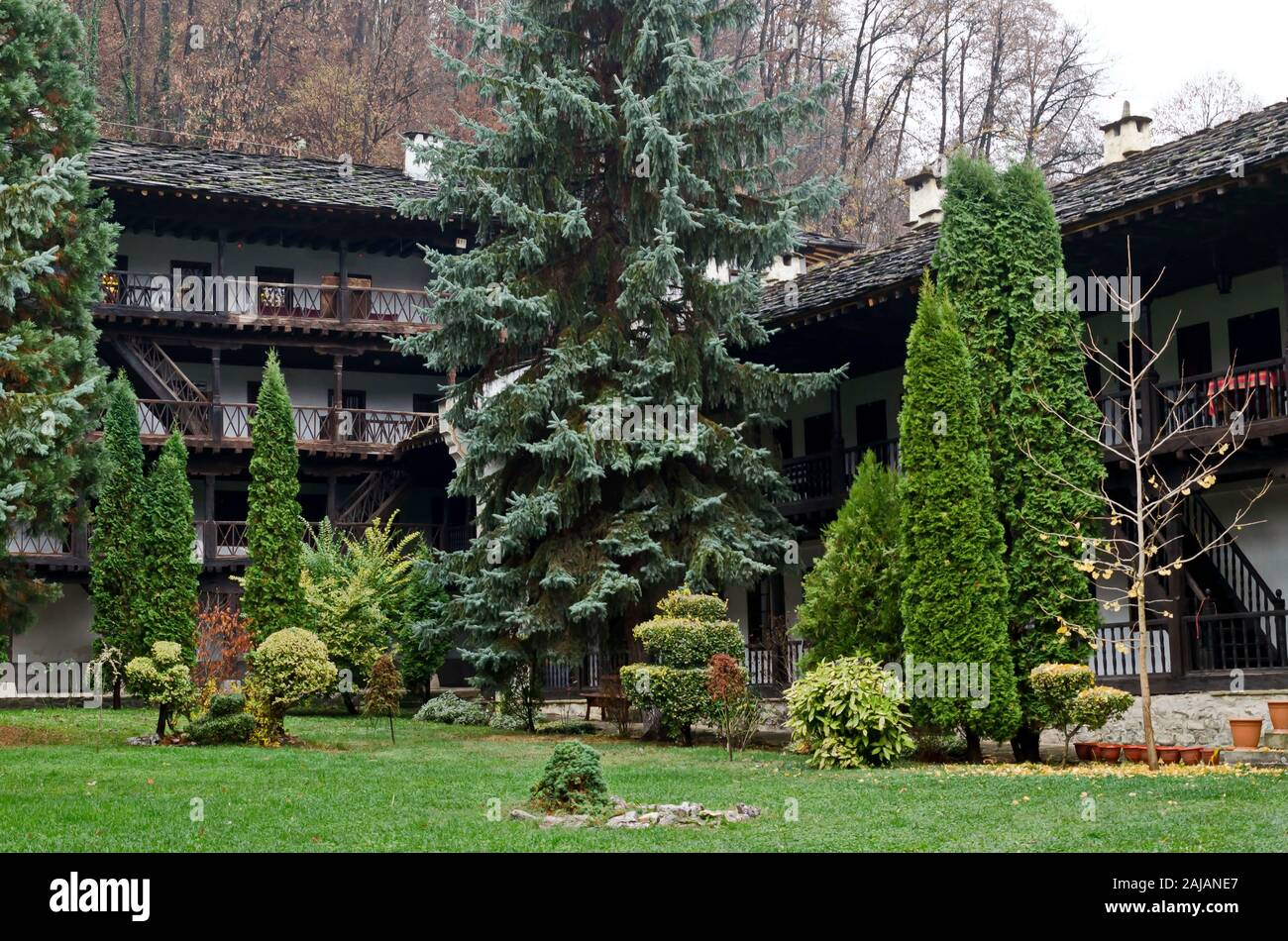 Fragment de l'immeuble et des bâtiments administratifs du monastère de Troyan avec le style architectural de la renaissance des écoles, Oreshak Banque D'Images