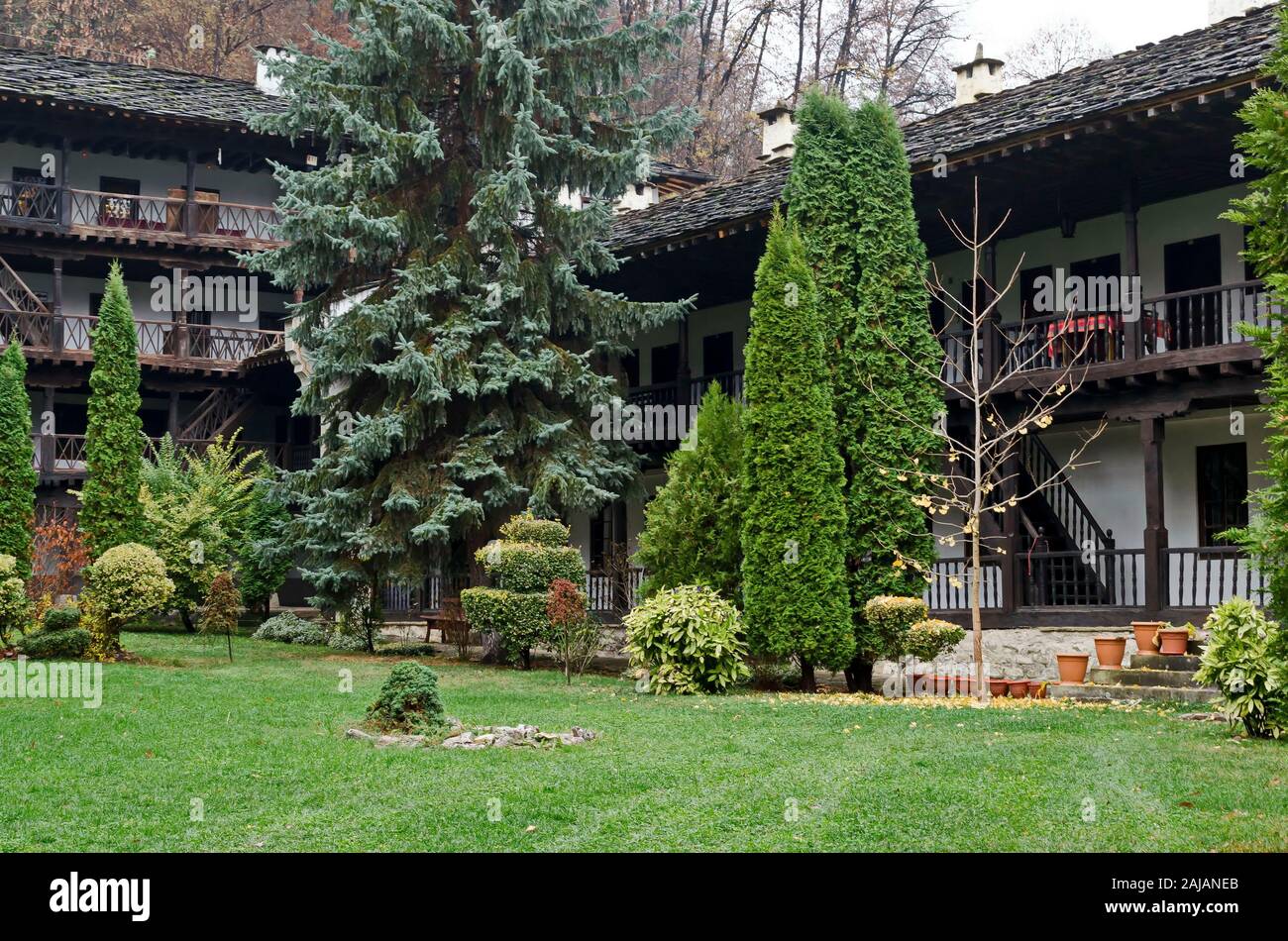 Fragment de l'immeuble et des bâtiments administratifs du monastère de Troyan avec le style architectural de la renaissance des écoles, Oreshak Banque D'Images