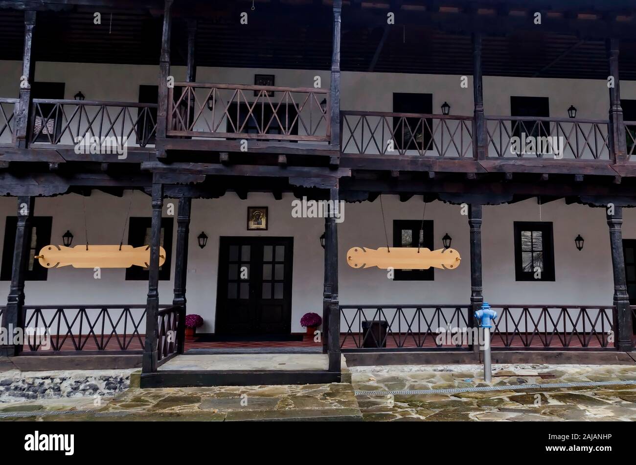 Fragment de l'immeuble et des bâtiments administratifs du monastère de Troyan avec le style architectural de la renaissance des écoles, Oreshak Banque D'Images