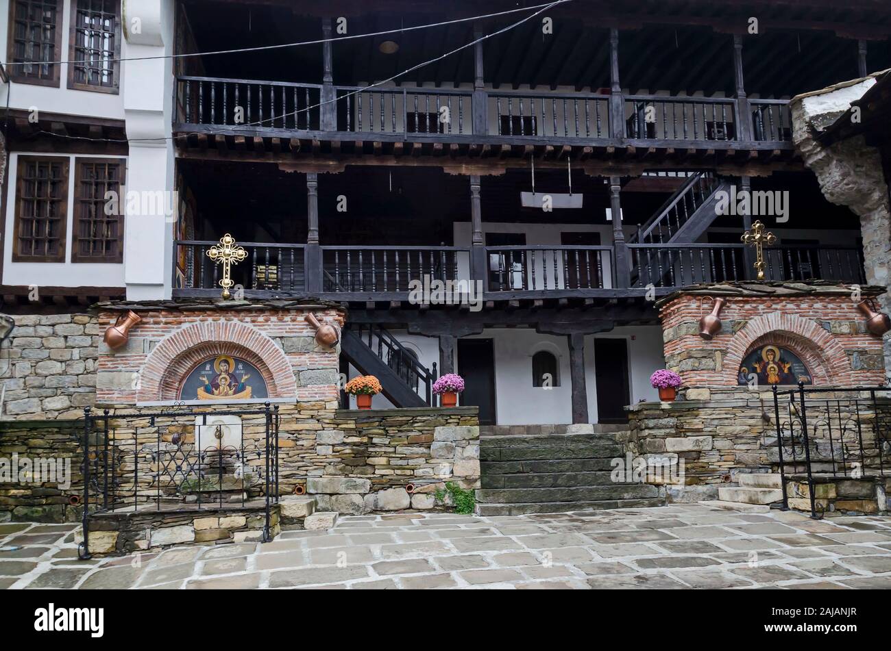Fragment de l'immeuble et des bâtiments administratifs du monastère de Troyan avec le style architectural de la renaissance des écoles, Oreshak Banque D'Images