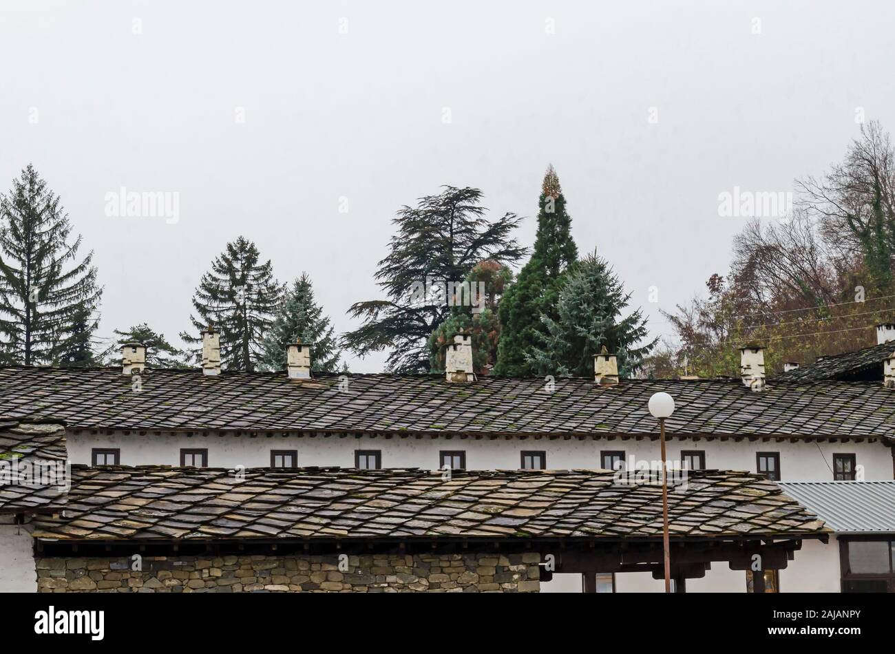 Fragment de la toiture en pierre de l'antique Troyan Monastère fondé en 1600 et restauré en 1830-1865, Oreshak village, Bulgarie Banque D'Images
