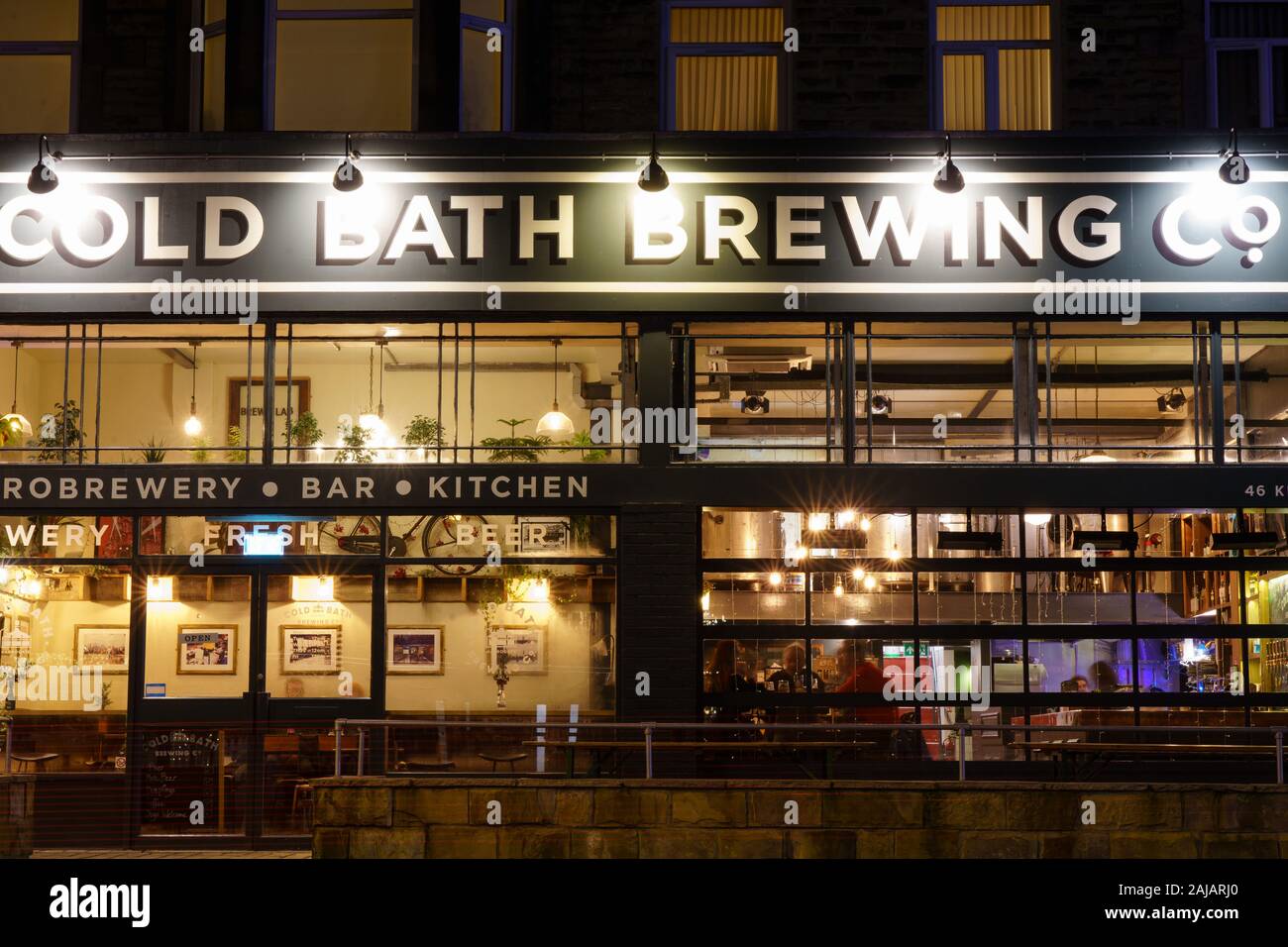 Extérieur de Cold Bath Brewing Company la nuit, la nuit, Kings Road, Harrogate, North Yorkshire, Angleterre, Royaume-Uni. Banque D'Images