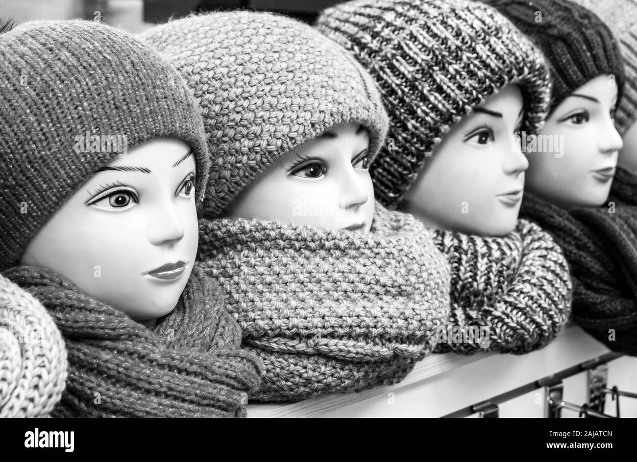 Mannequins femmes chefs de chapeaux et écharpes de près. Tricoté en laine caps et des foulards. Les coiffures des femmes Banque D'Images