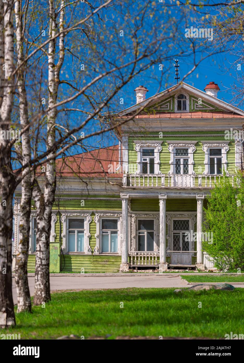 Vieille maison en bois vert à Vologda Russie. L'architecture traditionnelle et un jour ensoleillé Banque D'Images