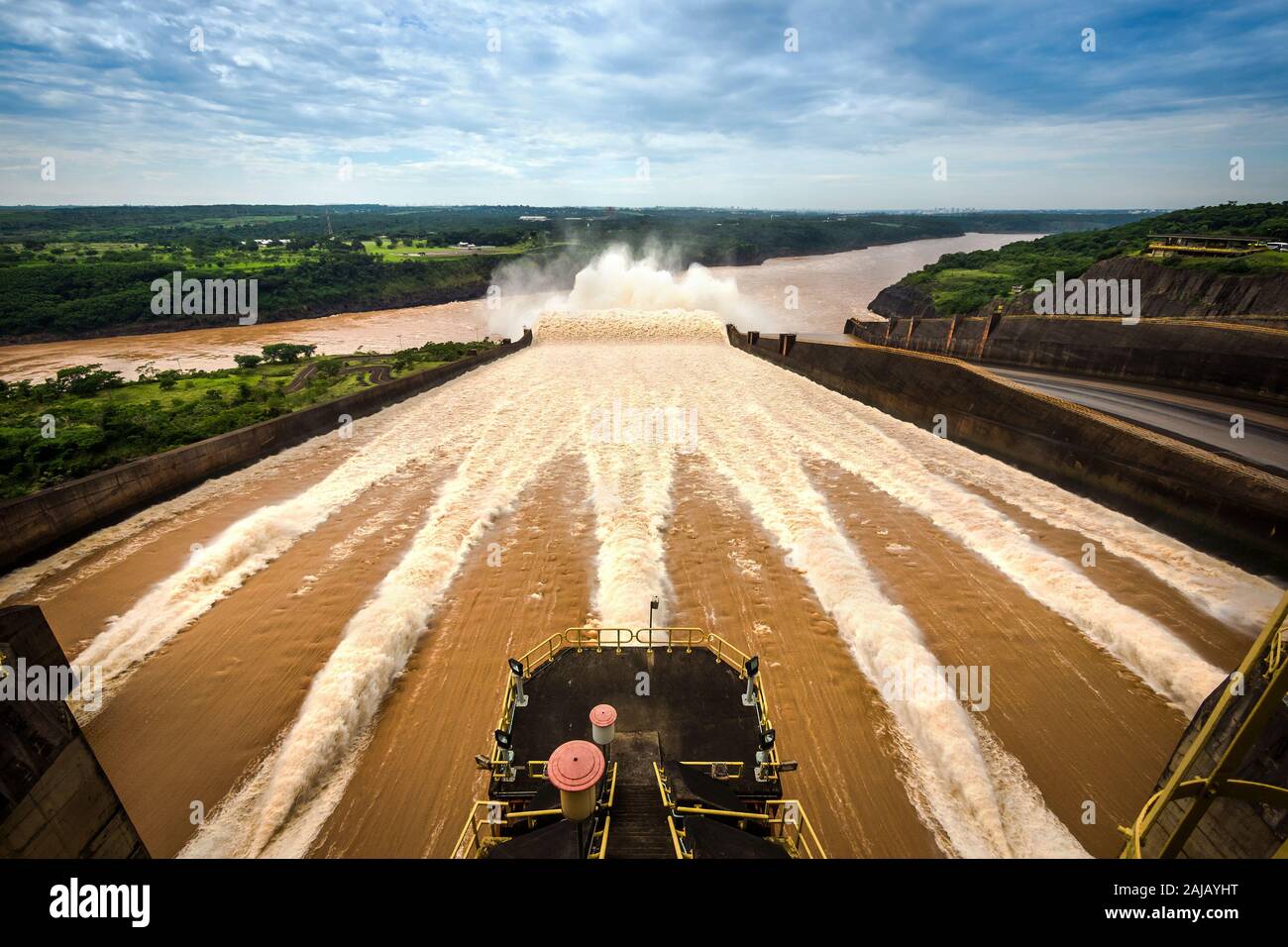 Déversoir de l'eau au barrage d'Itaipu, à la frontière du Brésil et du Paraguay. Banque D'Images