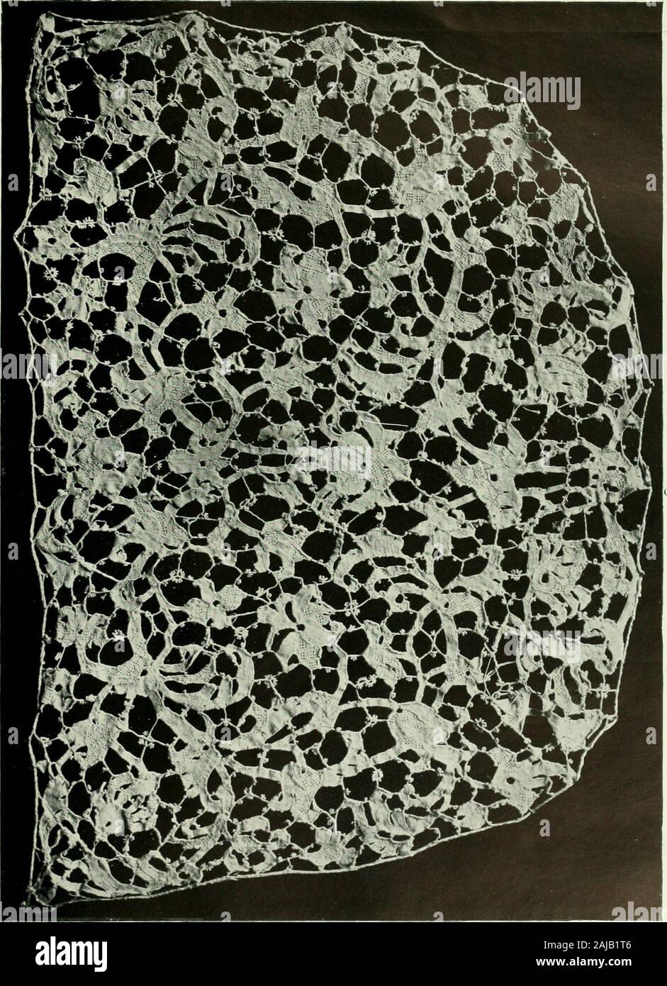 Sept siècles de la dentelle . Plate XL. Double-COUVERTURE DE COUPE , DENTELLE (TELA TAGLIATA UNE KOLLMI ET PUNTO UNE FESTONE) le motif est cf bold découlant des parchemins, coupées en , cdyc buttonholL--d par des croix, et rejoint par brides : quelques modes arc introduit dans blosscm fonns, la bordure est de la dentelle un {merletto fuselli). 7 ft. 6 in. x 4 pi. 8 in. Ictttiiaii ijllt, siècle. XLI la plaque. RABAT de dentelle à l'AIGUILLE D'UN POINT DE CORRESPONDANCE Le motif est o£ bien équilibré, cottventional floivers morte et enrichi d'un simple niDies:w U et rejoint par brides picot diversement&s iii dans. X yi dans. Venetian, à propos de Banque D'Images