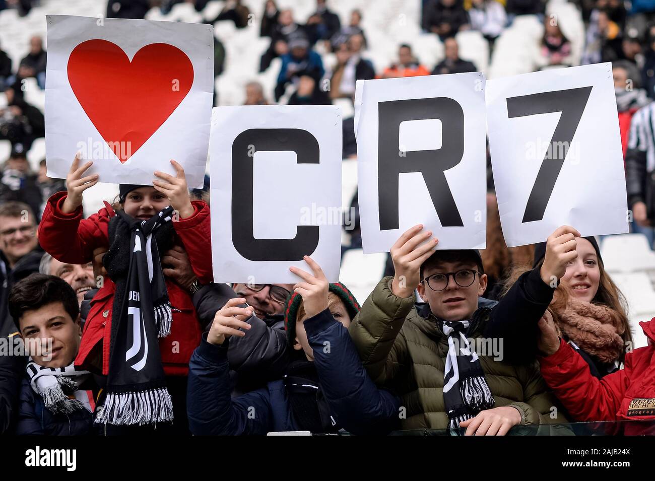 Turin, Italie - 15 Décembre, 2019 : Juventus fans tenir des pancartes "CR7" et un coeur dessiné au cours de la série d'un match de football entre la Juventus et l'Udinese Calcio. La Juventus a gagné 3-1 à l'Udinese Calcio. Credit : Nicolò Campo/Alamy Live News Banque D'Images