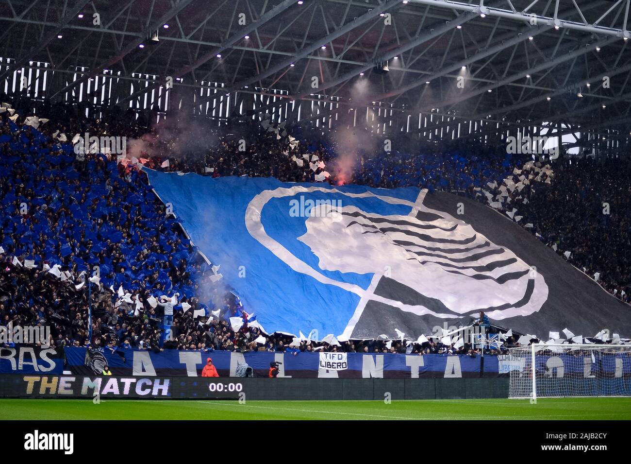 Bergame, Italie - 23 novembre, 2019 : Fans de Atalanta BC montrer leur appui avant la série d'un match de football entre l'Atalanta BC et la Juventus. La Juventus a gagné 3-1 sur Atalanta BC. Credit : Nicolò Campo/Alamy Live News Banque D'Images