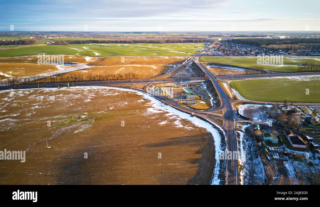 Campagne d'hiver. Champs avec des cultures d'hiver et champ labouré. Domaines couverts de neige. Vue aérienne. Les terres agricoles et les arbres couverts de neige en hiver. M Banque D'Images