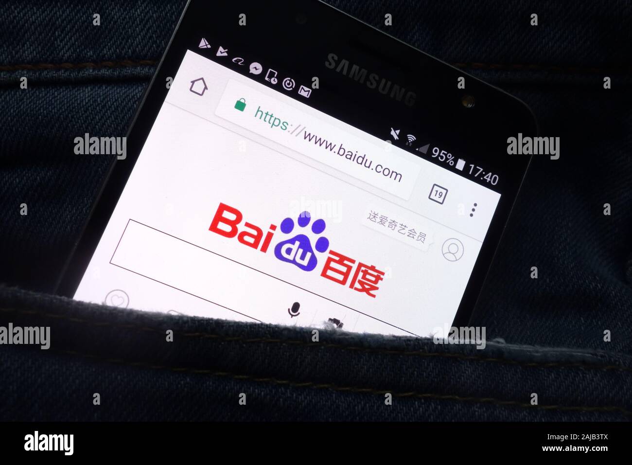 Site internet Baidu affiche sur smartphone Samsung cachés dans la poche de jeans Banque D'Images