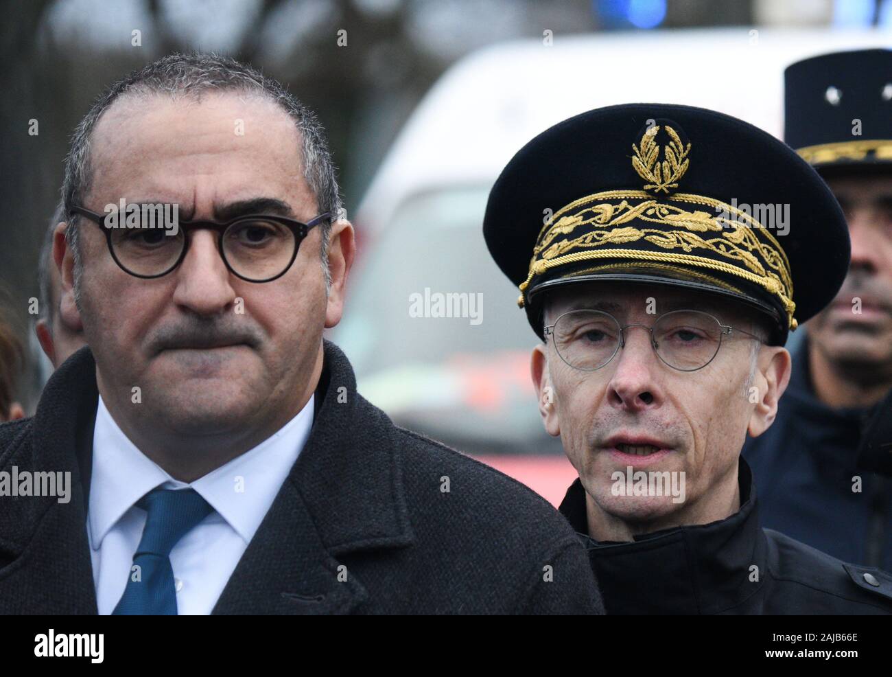 *** Strictement AUCUNE VENTES À DES MÉDIAS OU DES ÉDITEURS FRANÇAIS *** 03 janvier, 2019 - Paris, Villejuif : Junior Français Le ministre de l'intérieur, Laurent Nunez (L) rencontre la presse à côté de Préfet de Police de Paris Didier Lallement (R) près des lieux d'une agression au couteau fatal près du parc Haute-Bruyeres dans une banlieue du sud de Paris. Au moins une personne a été tué et plusieurs blessés avant que la police abattu l'agresseur. Banque D'Images