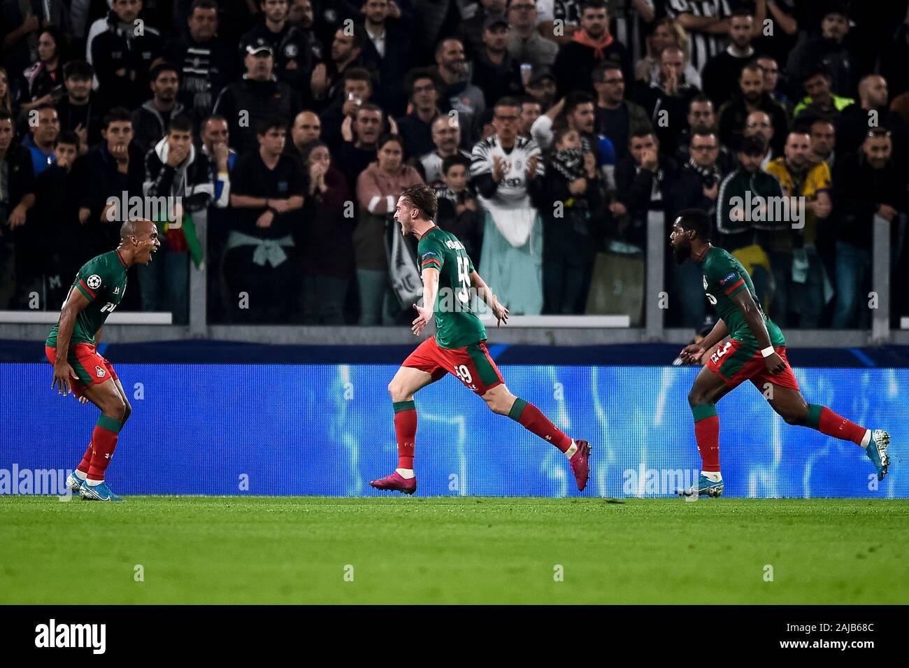 Turin, Italie - 22 octobre, 2019 : Aleksei Miranchuk (C) du Lokomotiv Moscou célèbre après avoir marqué un but lors de la Ligue des Champions, match de football entre la Juventus FC et FC Lokomotiv Moscou. La Juventus a remporté 2-1 par rapport à FC Lokomotiv Moscou. Credit : Nicolò Campo/Alamy Live News Banque D'Images