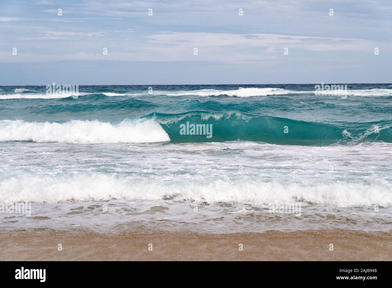 Côte de Sable avec de grandes vagues Banque D'Images