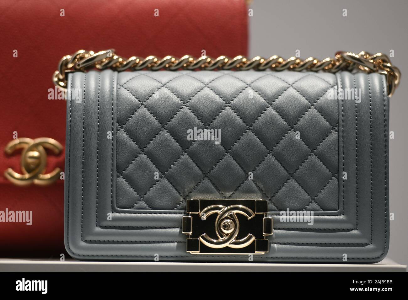 Milan, Italie - 22 Février 2019 : de luxe chanel accessoires et vêtements dans un magasin à Milan. Banque D'Images