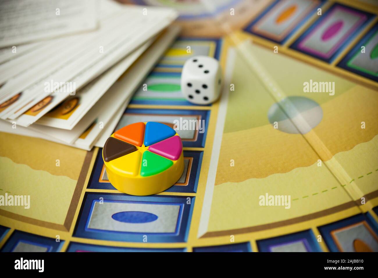 Woodbridge, NJ - 3 janvier 2020 : Une vue rapprochée de la famille classique, jeu de société Trivial Pursuit. Cette version particulière est le 20e anniversaire de Banque D'Images
