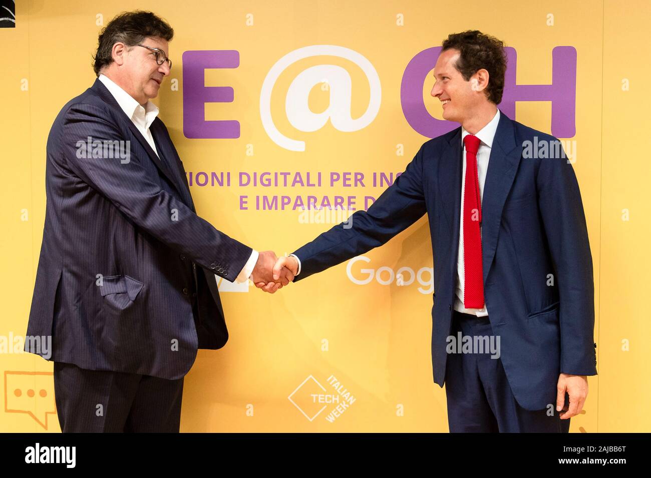 Turin, Italie - 26 juin 2019 : Carlo D'Asaro Biondo (L), Président de la région EMEA Relations stratégiques Pour Google, et John Elkann, président de la Fondation Agnelli, serrer la main au cours de 'Te@ch' événement. Fondation Agnelli et Google annonce une collaboration sur les questions d'éducation, qui comprend des projets de construire des stratégies d'enseignement novatrices et pratiques par les technologies numériques et les outils numériques. Credit : Nicolò Campo/Alamy Live News Banque D'Images