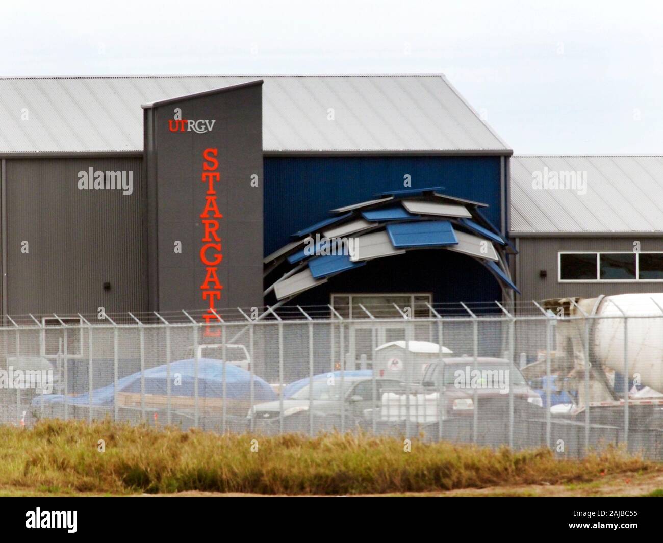 Brownsville, TX, USA-30Dec2019-L'Elon Musk SpaceX lancer site, situé à l'extrémité de SouthTexas est occupé à préparer pour les activités de lancement 'test' le lundi, Janvier 6, 2020. L'intérieur est le Stargate campus pour l'Université du Texas du Rio Grande Valley CARA (Centre de Recherche en radio-astronomie) et de suivi de la recherche astronomique. Banque D'Images
