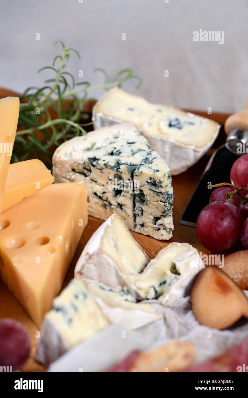 L'antipasto. Plat d'apéritif léger tranches de fromage brie, camembert, fromage bleu, radamer et muscat Grape Vine avec des fruits. Banque D'Images