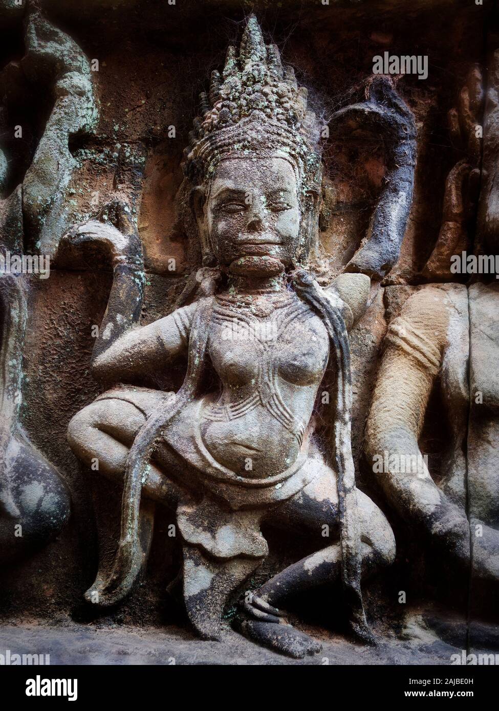 Apsara danse sculpture bas relief au temple d'Angkor Wat, Siem Reap, Cambodge. Banque D'Images