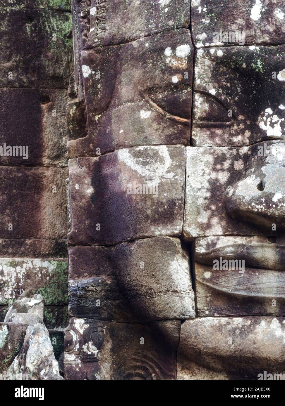 Close up of giant stone face à ancient temple Bayon à Angkor, Siem Reap, Cambodge. Banque D'Images