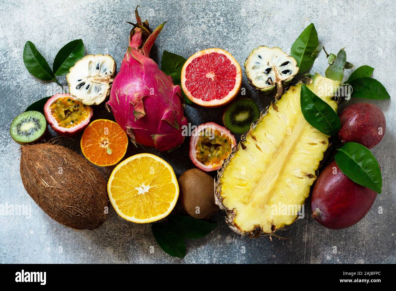 Arrière-plan de fruits exotiques de l'Asie. Assortiment de juteux mûr été tropical fruits de saison sur un fond noir en gris. Banque D'Images