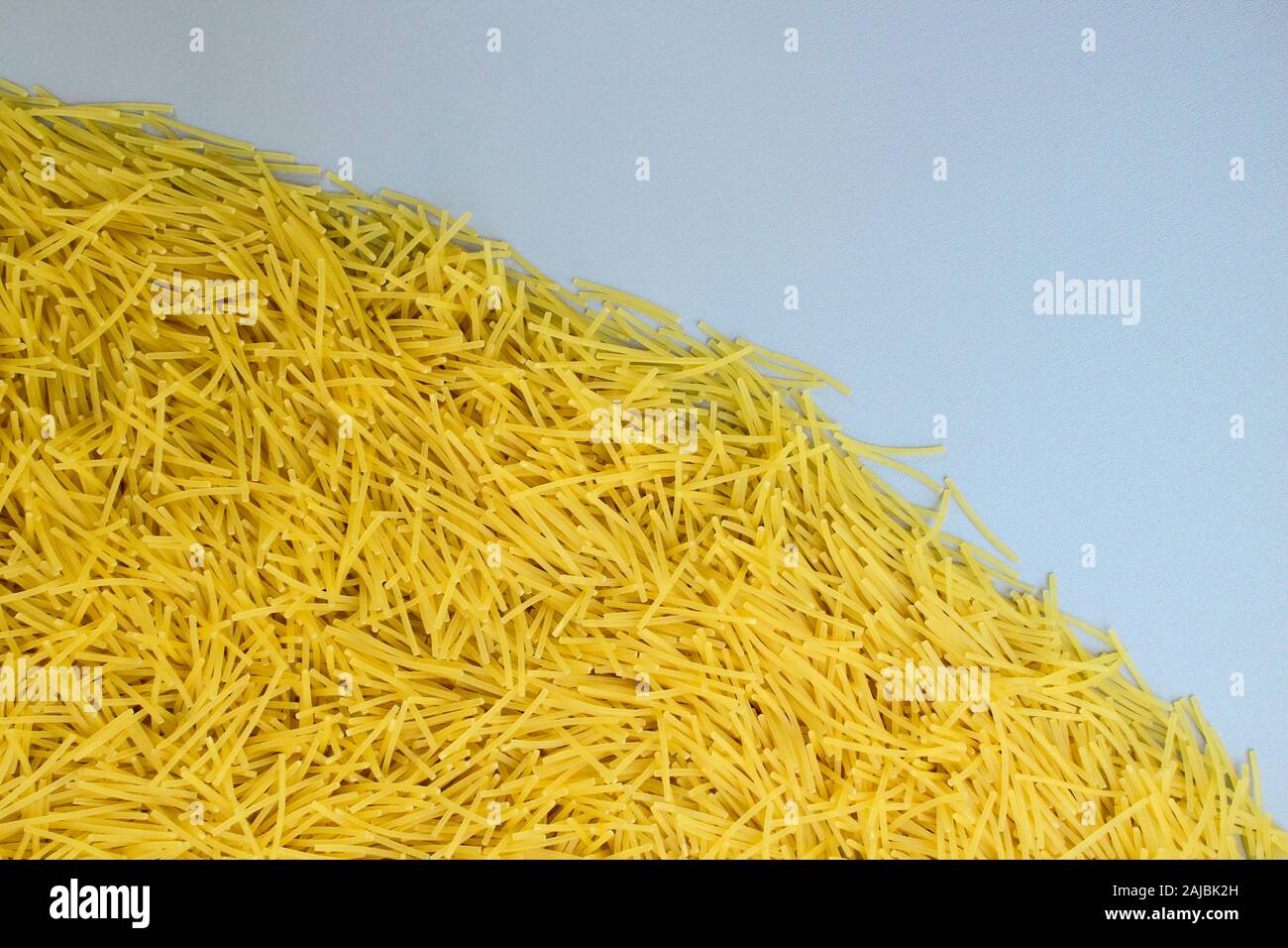 Arrière-plan avec les pâtes italiennes, les vermicelles jaune ingrédients pour cuisine Recette cuisine design ou de visualisation cafe menu avec copie espace pour le texte Banque D'Images