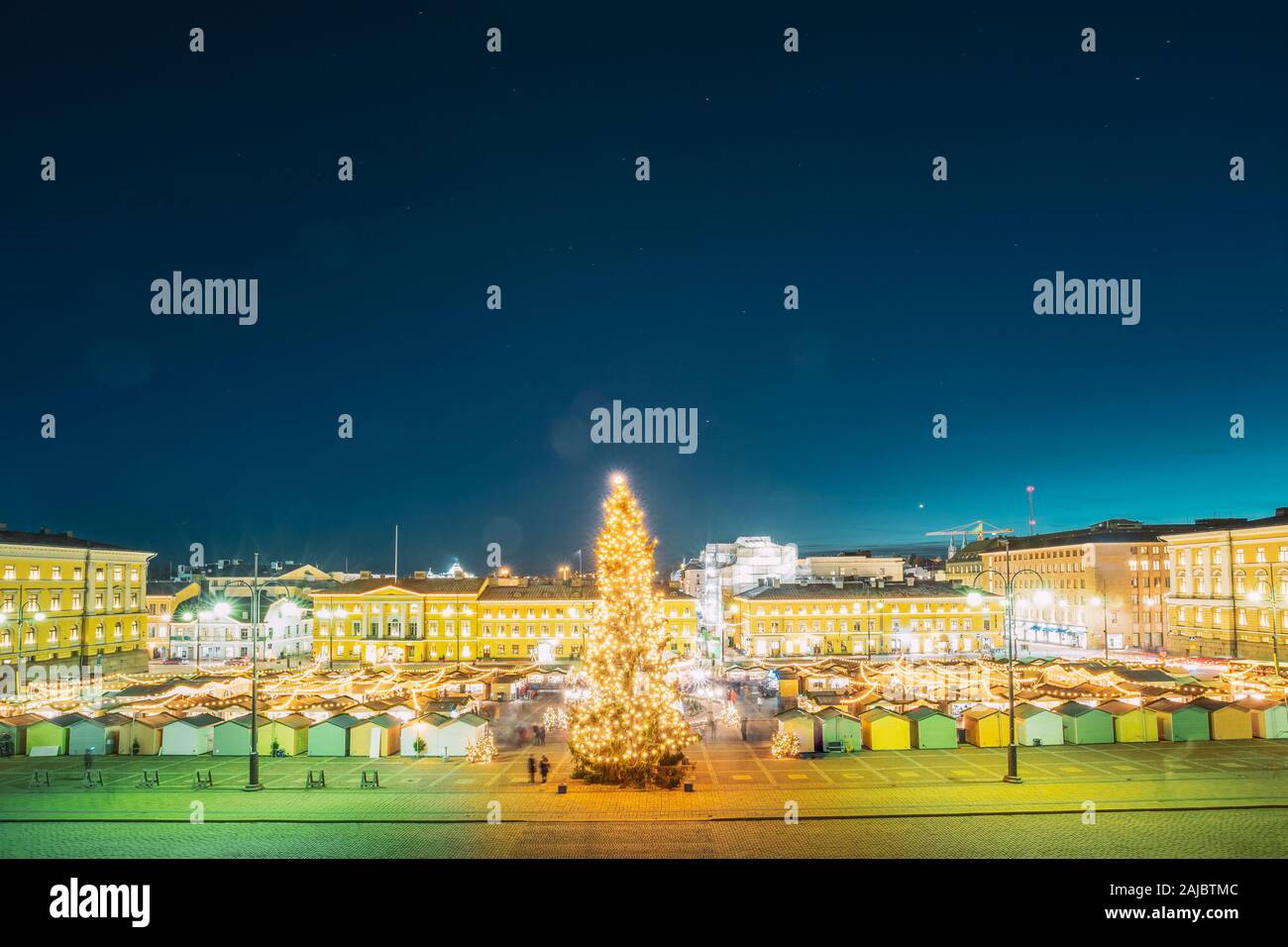 Helsinki, Finlande. Marché de Noël Noël à l'arbre de Noël sur la place du Sénat dans la soirée nuit Illuminations Banque D'Images