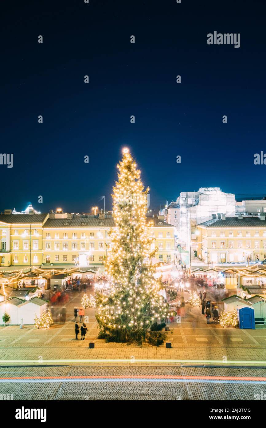 Helsinki, Finlande. Marché de Noël Noël à l'arbre de Noël sur la place du Sénat dans la soirée nuit Illuminations Banque D'Images