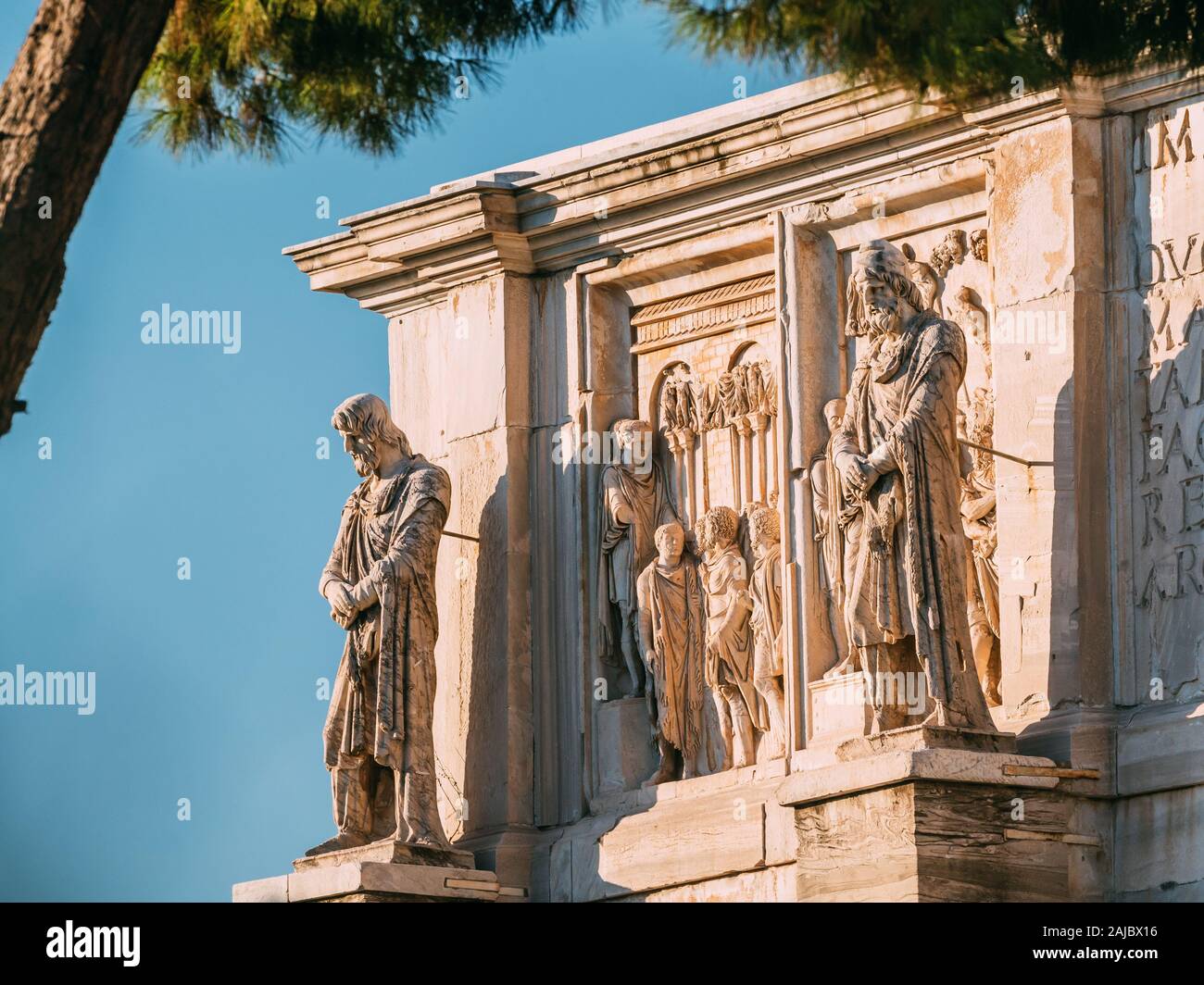 Rome, Italie. Détails de l'Arc de Constantin. Statue et bas-relief sur la façade de l'arc triomphal. Banque D'Images