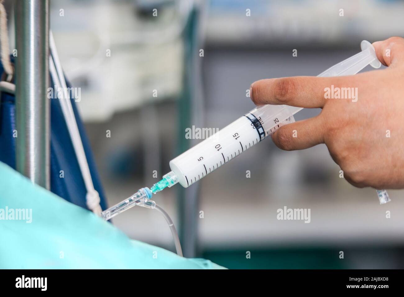 L'injection d'une infirmière médicament grâce à un système de perfusion Banque D'Images