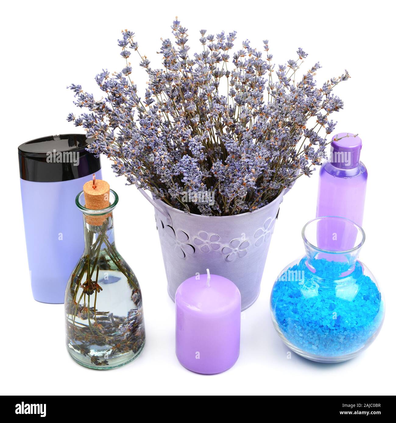 Gels, shampoings, de sel et de bougies parfumées à base de lavande isolé sur fond blanc Banque D'Images