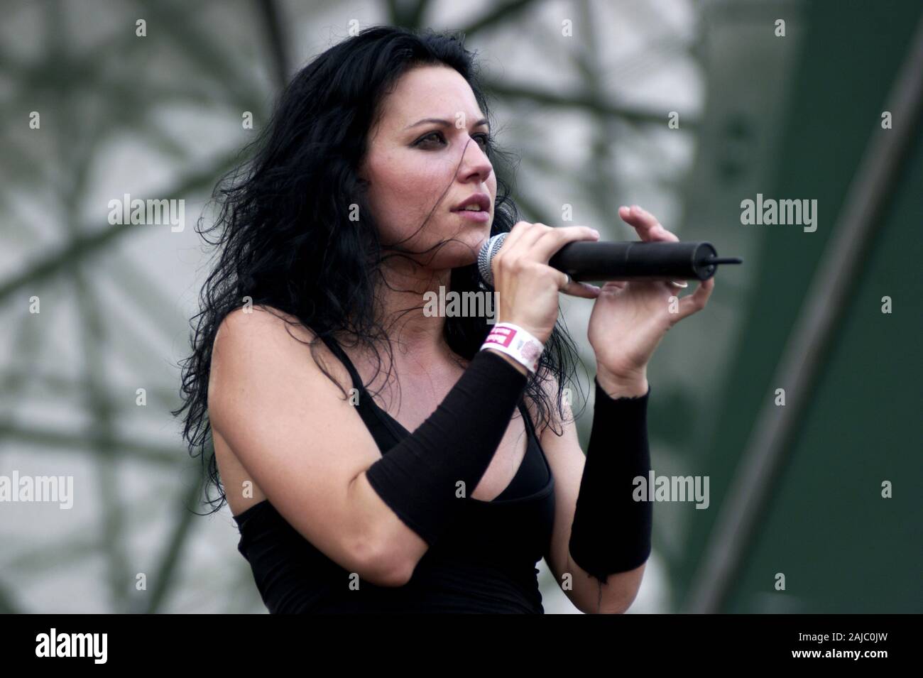 Italie Imola , 13-14-15 Juin 2003 'Heineken Jammin Festival 2003' ,'Autodromo di Imola' racetrack d'Imola : La chanteuse de Lacuna Coil, Cristina Scabbia, pendant le concert Banque D'Images