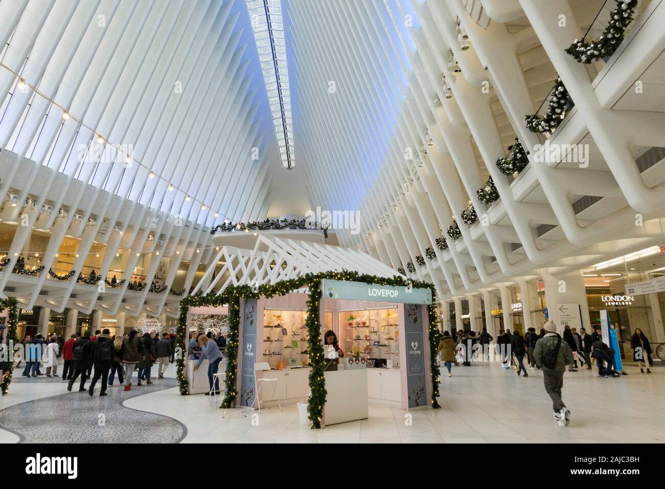 L'Oculus au World Trade Center Westfield est somptueusement décoré pour la saison de vacances attire des foules énormes, New York City, USA Banque D'Images