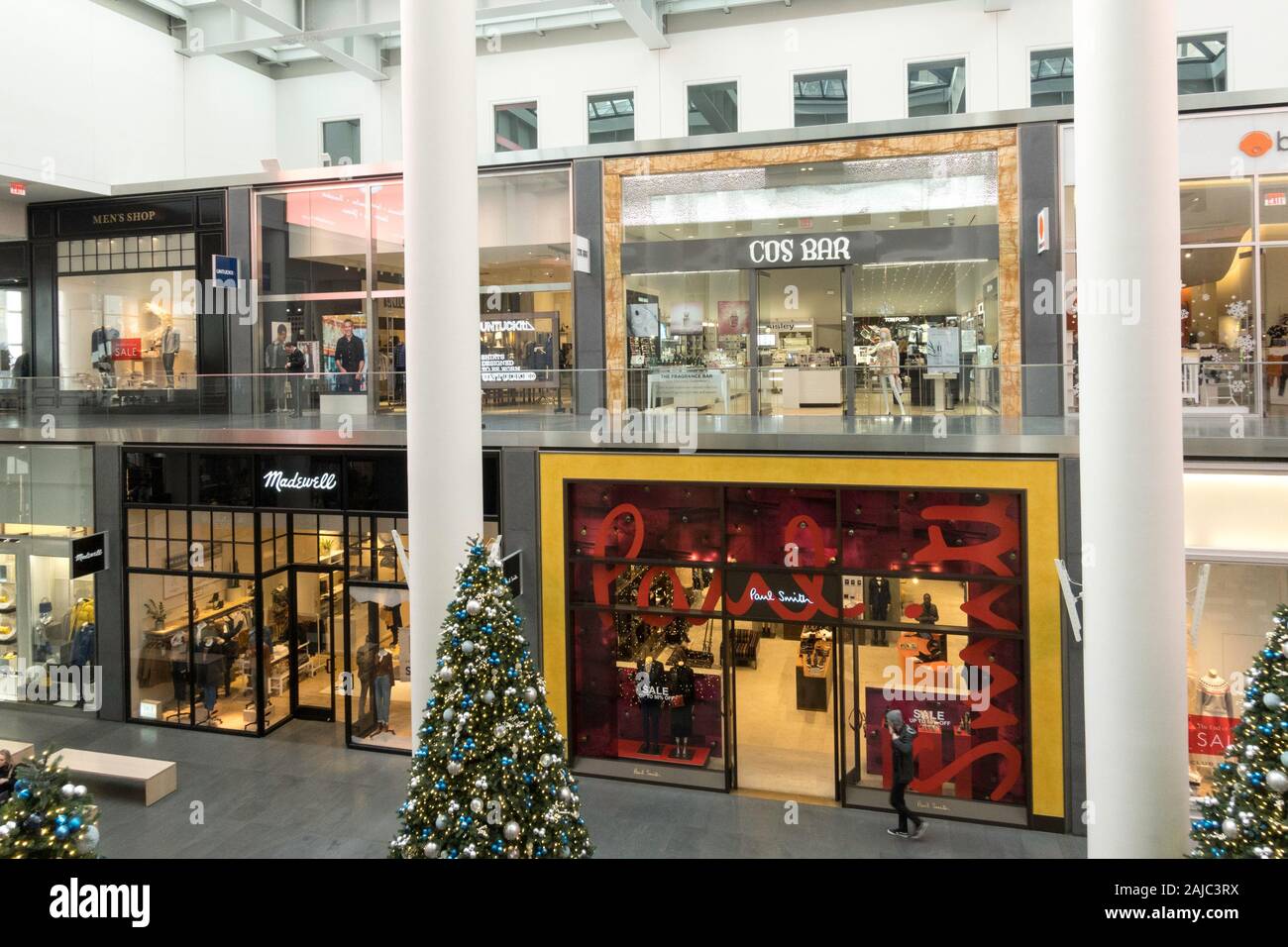 Brookfield Place dispose d'un centre commercial haut de gamme qui est décoré avec des arbres de Noël, New York City, USA Banque D'Images