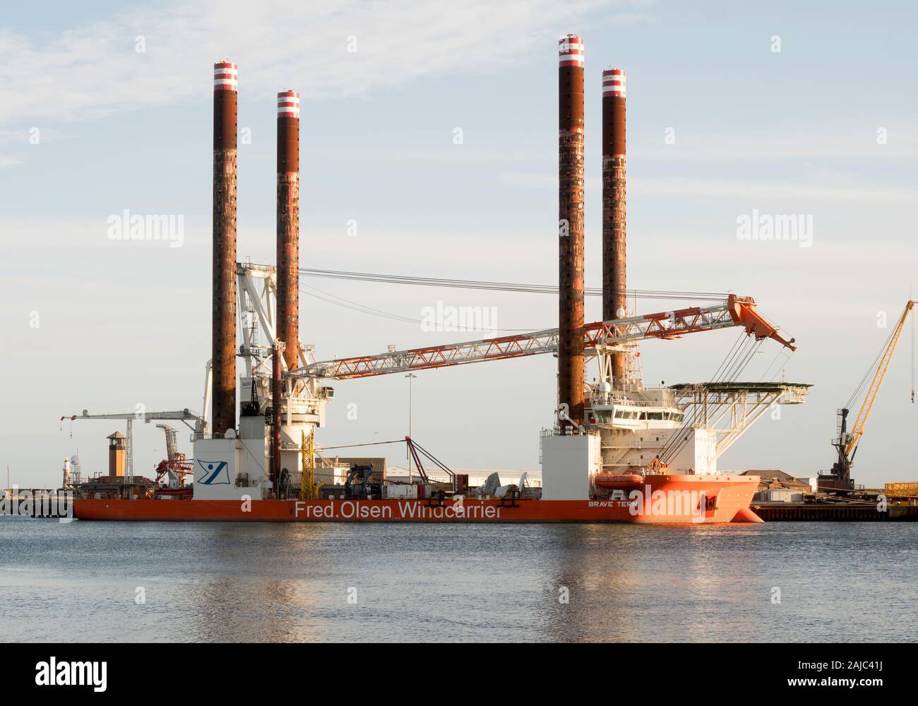 Sterne, un courageux ou levage lourd cric l'navire appartenant à Fred Olsen dans Windcarrier le Port de Sunderland, Angleterre, RU Banque D'Images