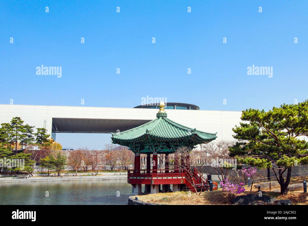 , Yongsan à Séoul, Corée du Sud 30 mars 2018 : Musée National derrière un pavillion par un étang à Séoul un jour de printemps. Banque D'Images
