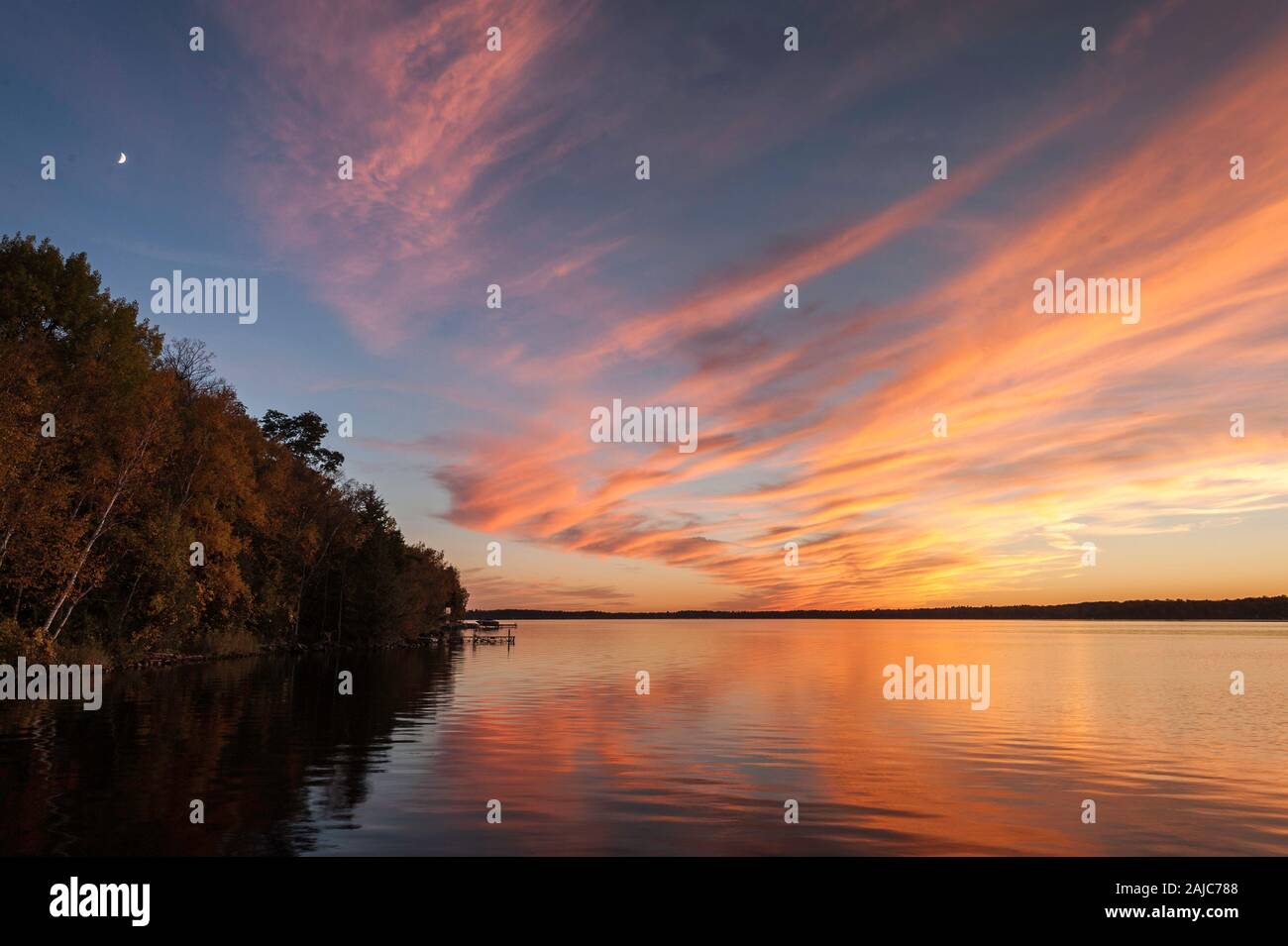 La beauté naturelle paisible de la nature sauvage de l'Ontario et les aspects récréatifs des lacs d'eau douce Banque D'Images