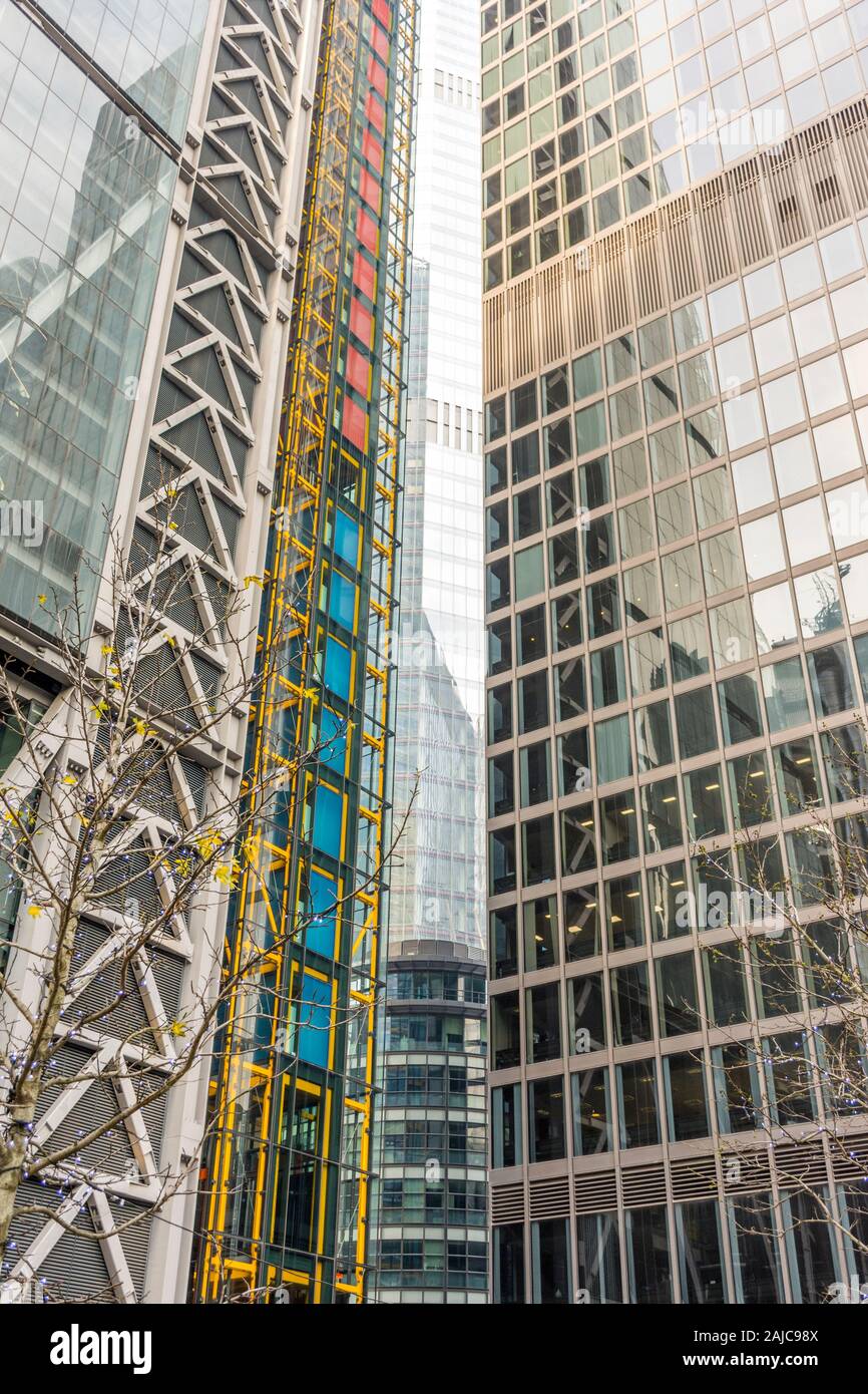 122 Leadenhall Street, également connu sous le nom de Leadenhall Building, est un gratte-ciel de Londres qui est de 225 mètres (738 pi) de hauteur dans la ville de Londres financi Banque D'Images