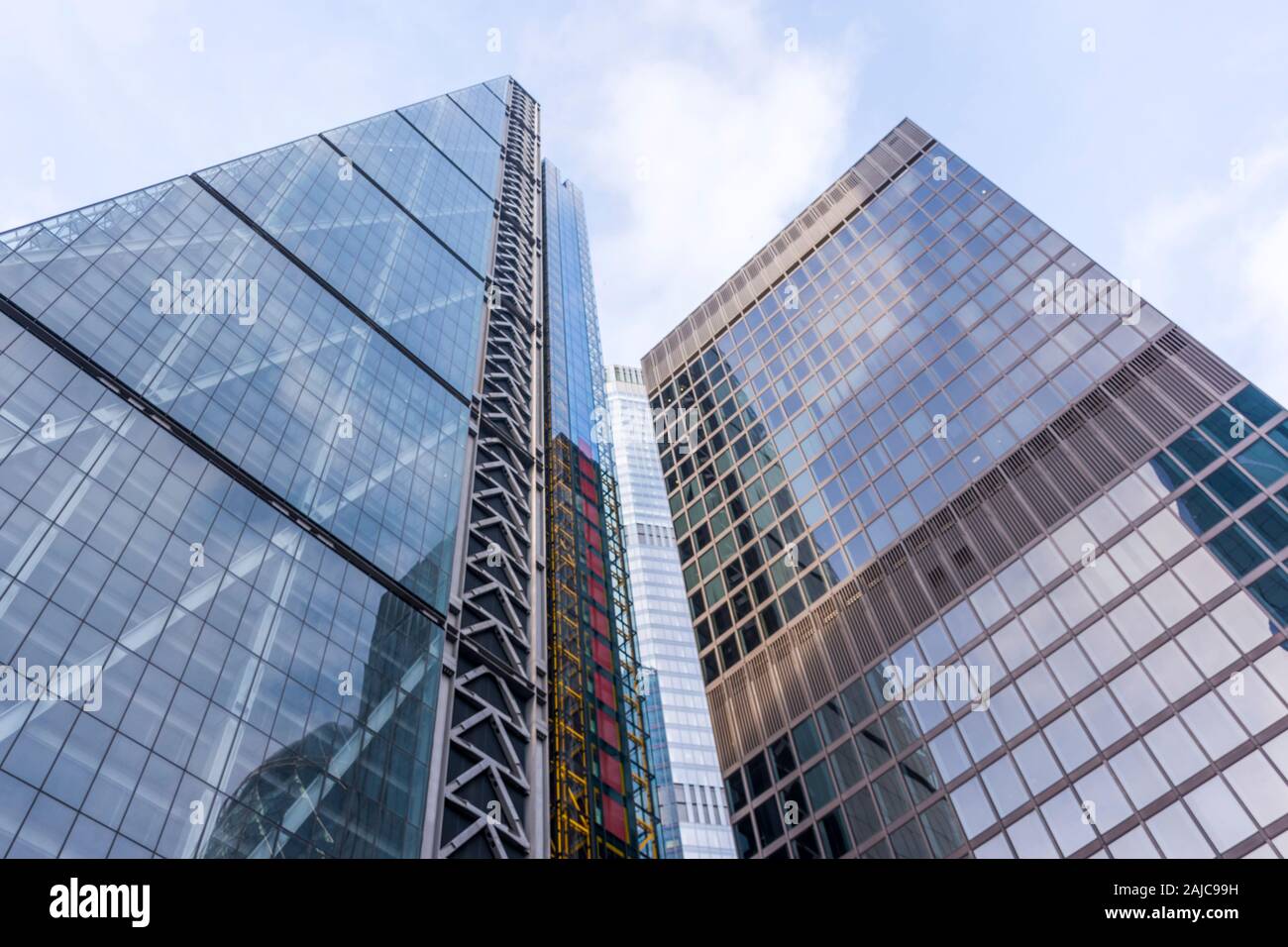 122 Leadenhall Street, également connu sous le nom de Leadenhall Building, est un gratte-ciel de Londres qui est de 225 mètres (738 pi) de hauteur dans la ville de Londres financi Banque D'Images