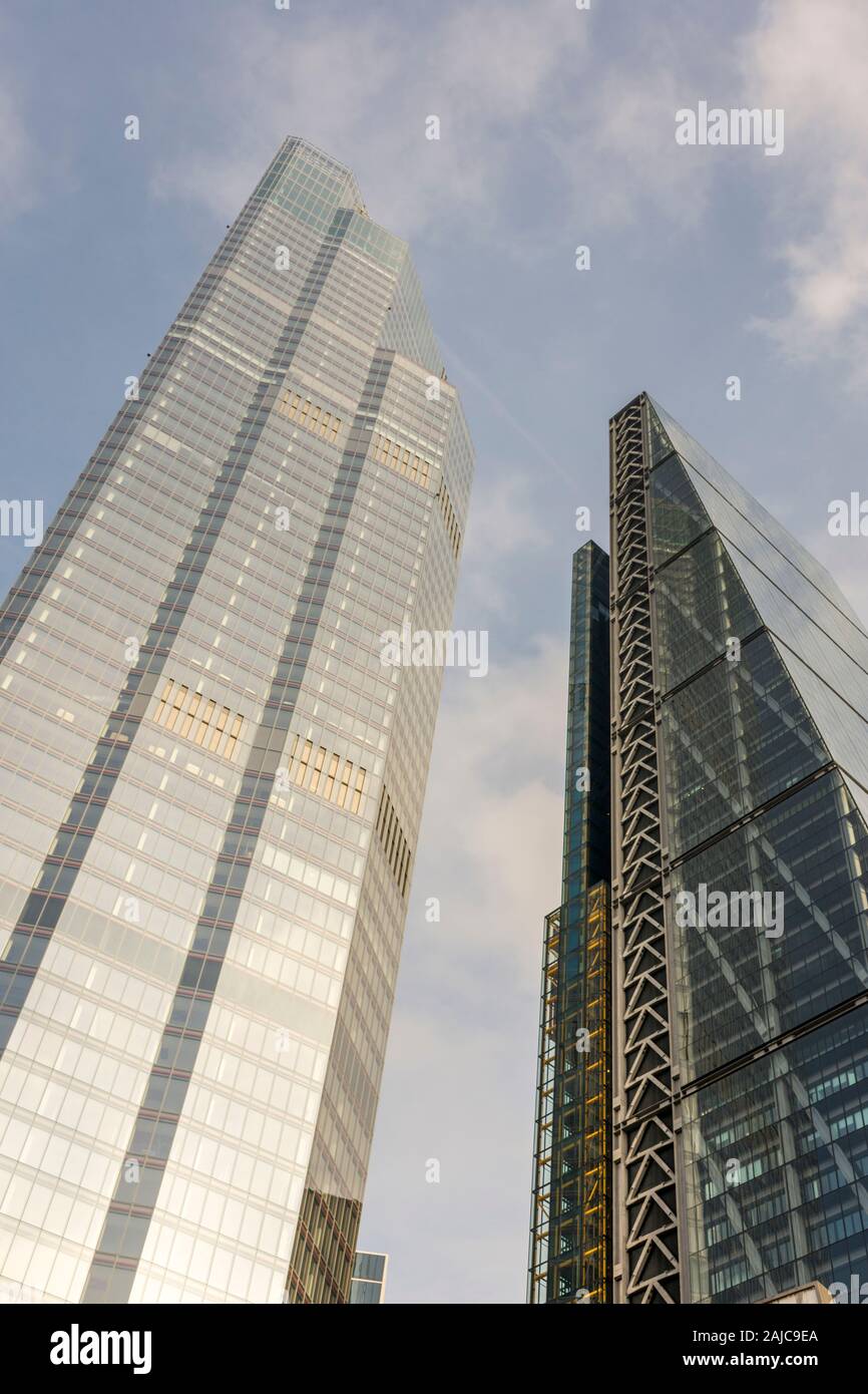122 Leadenhall Street, également connu sous le nom de Leadenhall Building, est un gratte-ciel de Londres qui est de 225 mètres (738 pi) de hauteur dans la ville de Londres financi Banque D'Images