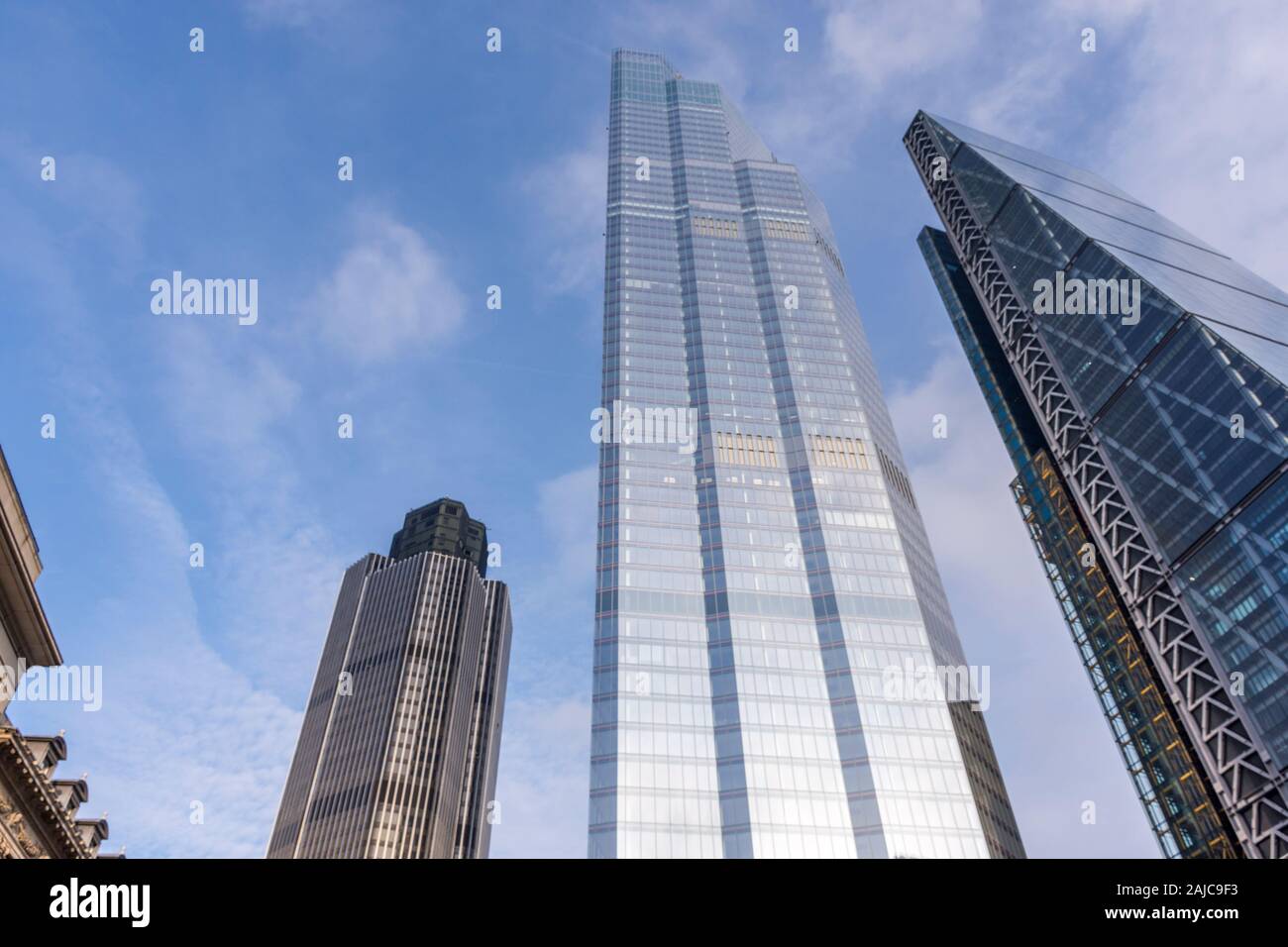 122 Leadenhall Street, également connu sous le nom de Leadenhall Building, est un gratte-ciel de Londres qui est de 225 mètres (738 pi) de hauteur dans la ville de Londres financi Banque D'Images