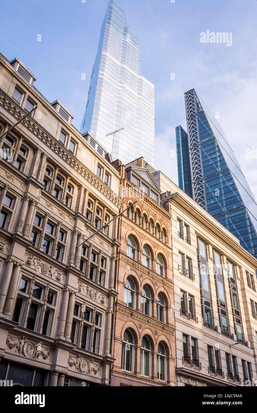 122 Leadenhall Street, également connu sous le nom de Leadenhall Building, est un gratte-ciel de Londres qui est de 225 mètres (738 pi) de hauteur dans la ville de Londres financi Banque D'Images