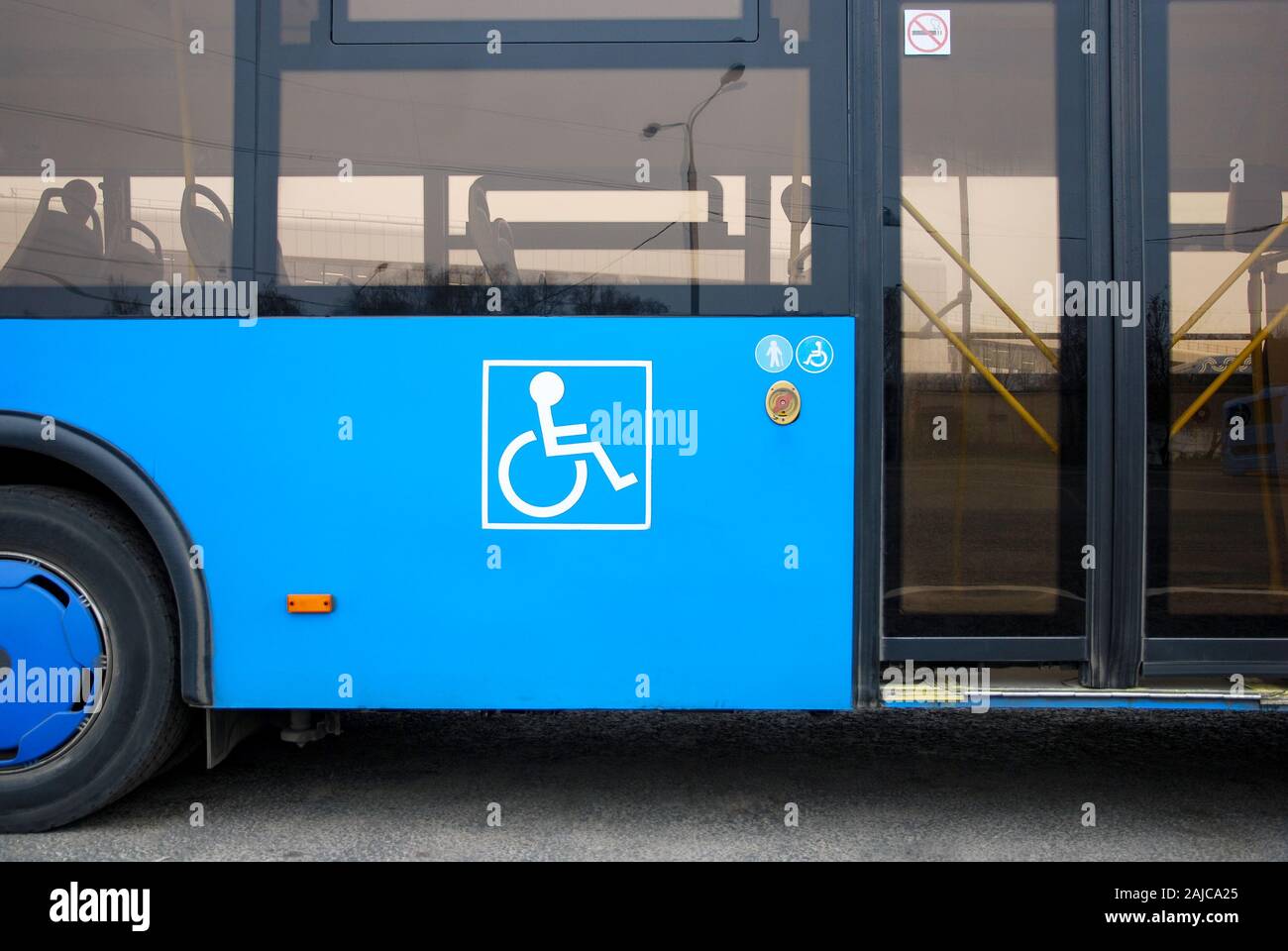 Handicap et personne âgée située à côté des portes d'autobus Banque D'Images