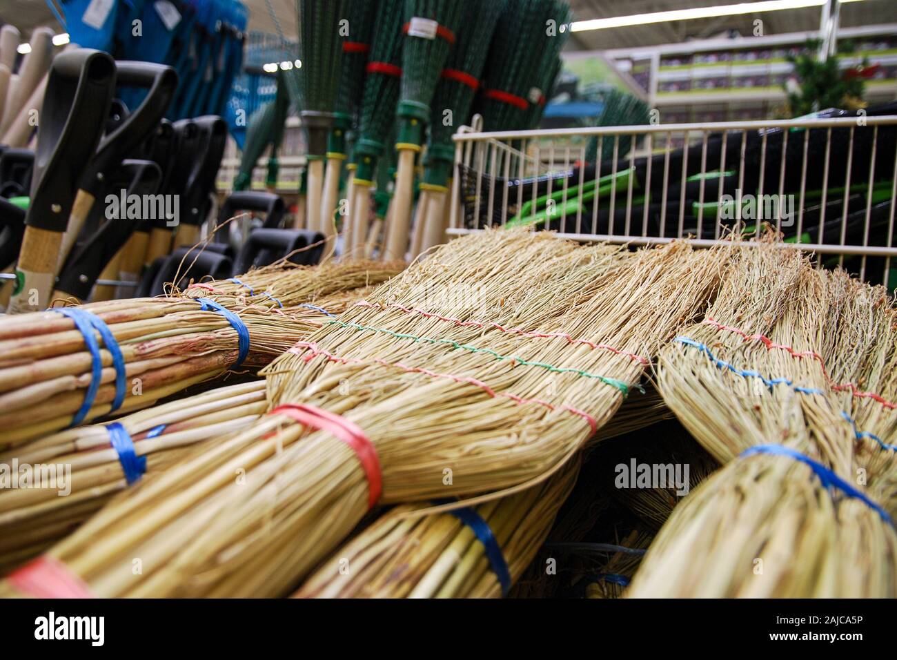 Et naturel, de pelles et de balais en plastique outils de ménage en magasin Banque D'Images