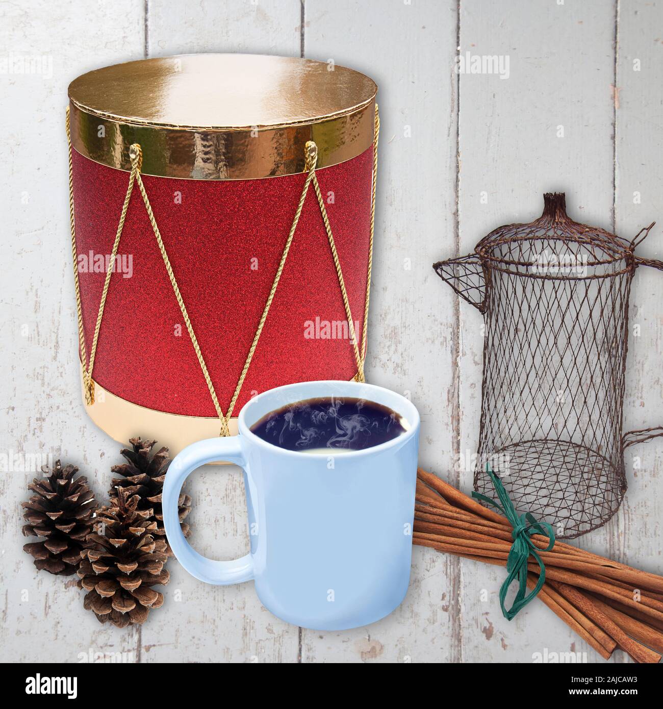 Maison de vacances produit de style de vie encore avec l'hiver thème Noël saisonniers. Tambour d'or et rouge, un fil cafetière, les bâtons de cannelle, cocottes et Banque D'Images