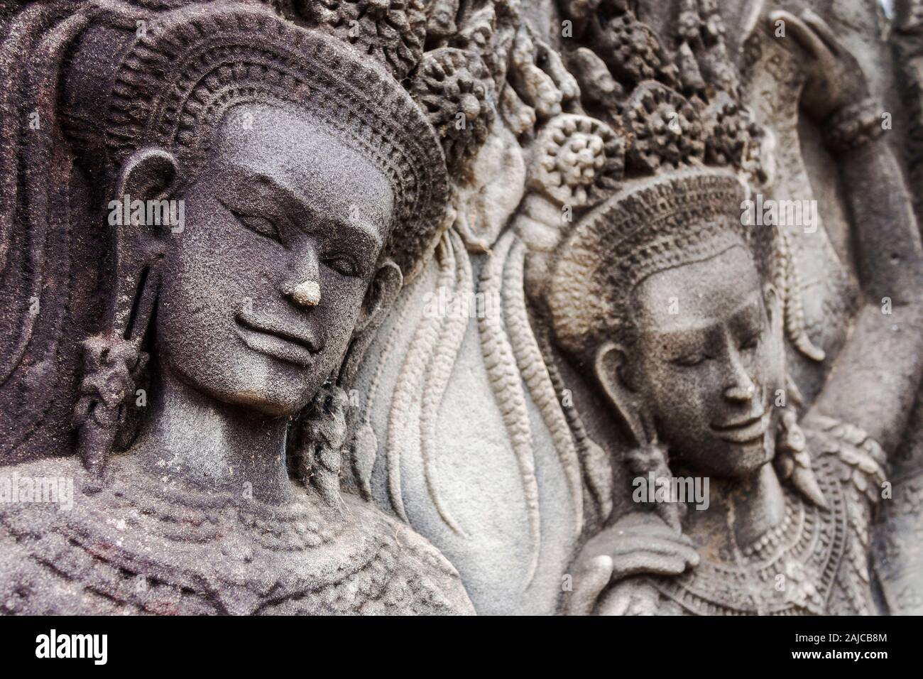 Bas-relief sculpture d'Apsaras sur temple d'Angkor Wat à Siem Reap, Cambodge. Banque D'Images