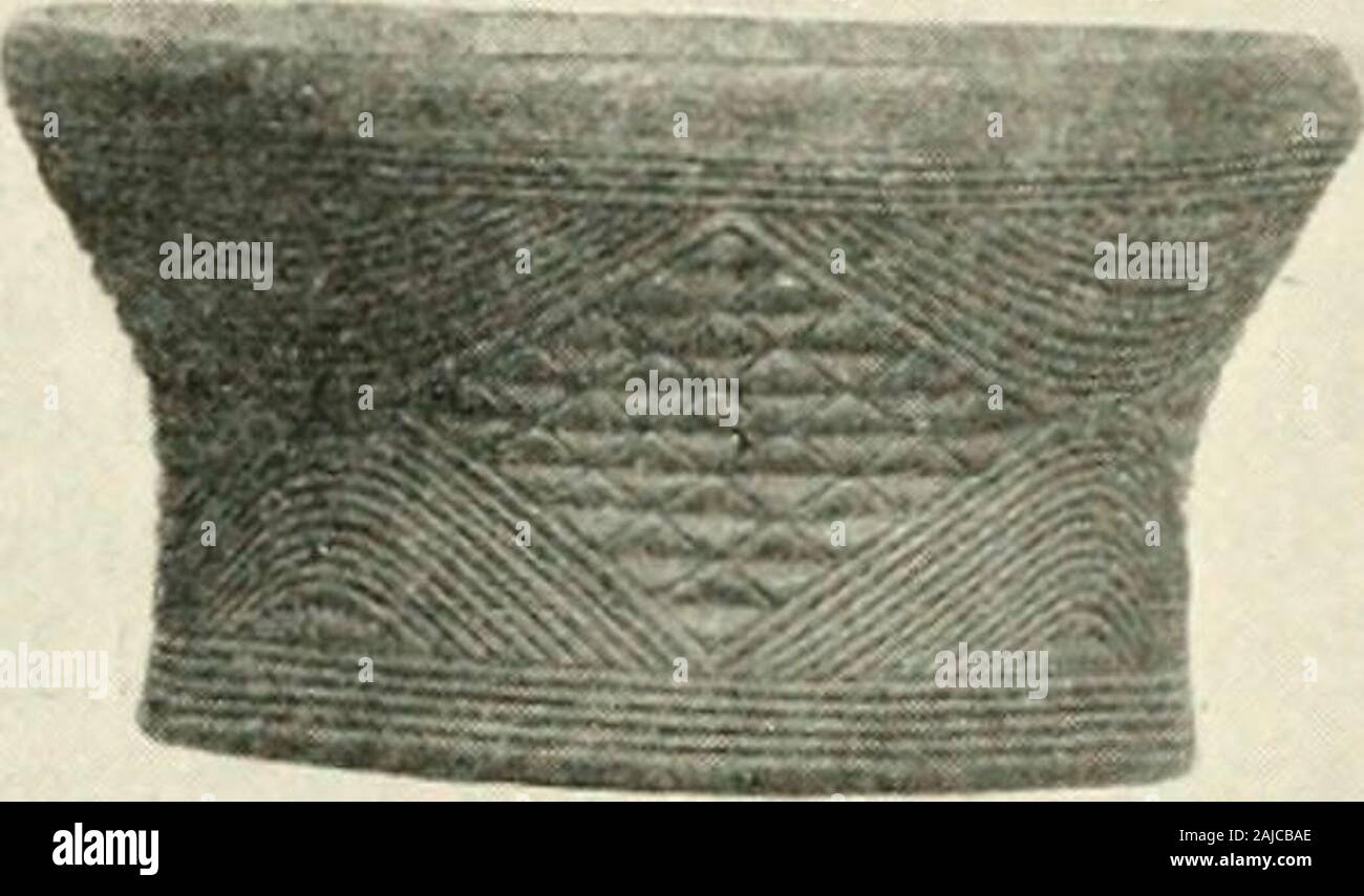 Manuel pour les collections ethnographiques . Debout en bois-cups. BaMbala tribu de BuShongo,Congo État. Dans cette région, la culture de la prairie-parc se fond dans ce otthe forêt. Dans l'est les BaTetela et BaLuba, dans le souththe BaLunda, Kioko, Lovale, &c., représentent l'ancienne. Theculture associées à la zone de la forêt et de ses frontières comme opposedto celui de l'Est et du sud j^itsgreatest arkland est trouvé dans la pureté parmi les tribus Kwilu. Sauf le tribesmentioned comme possédant un parc de la culture, qui portent des peaux, les peuples de cette région porter palm-chiffon, tissu d'écorce est connu au Banque D'Images