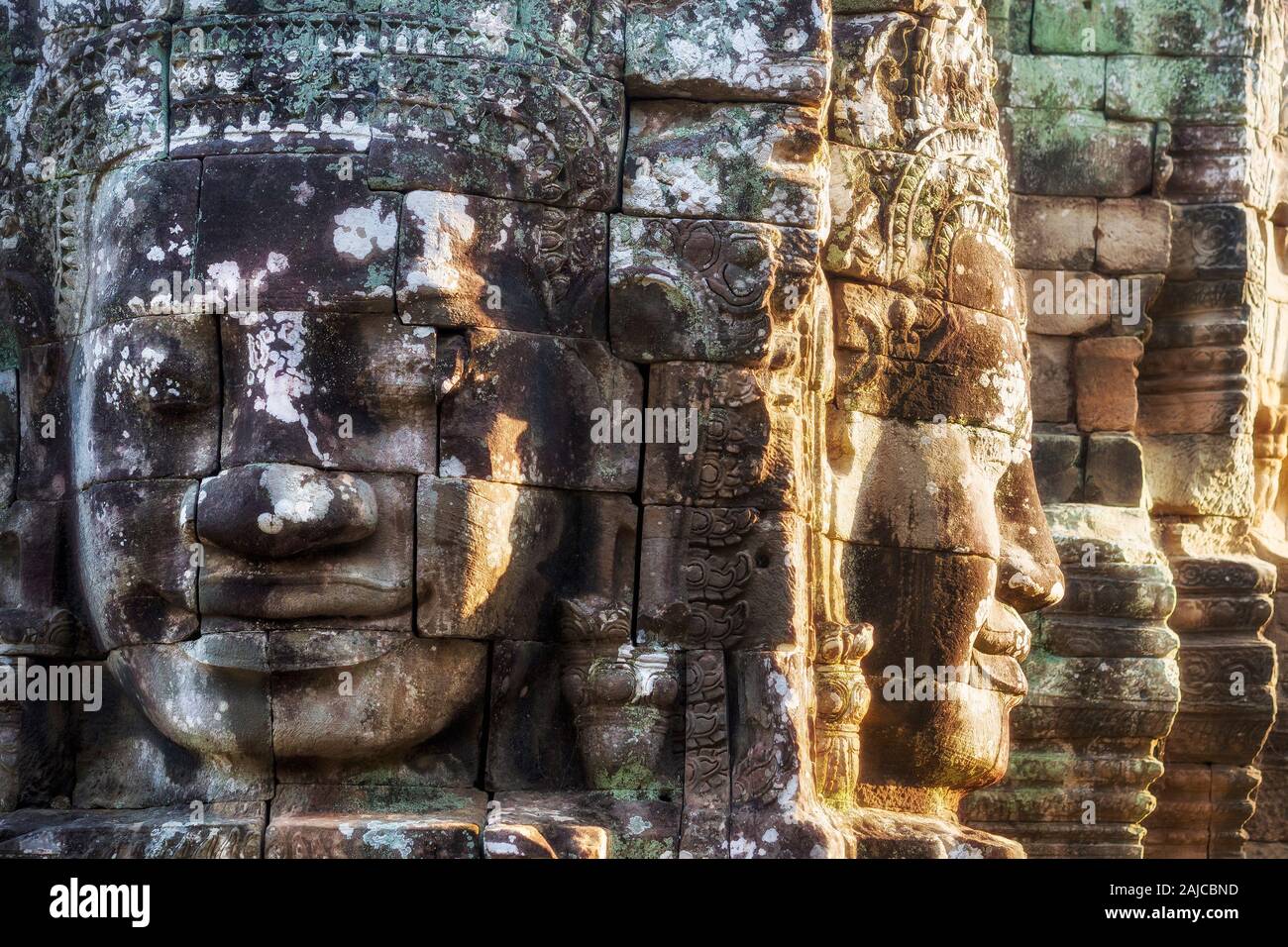 Visages de pierre géant à l'ancien temple Bayon à Angkor, Siem Reap, Cambodge. Banque D'Images