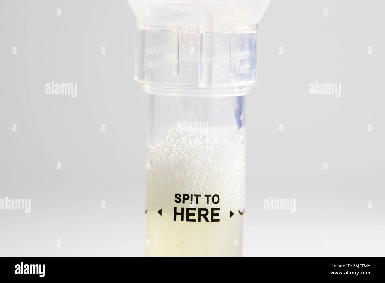 Close up of plastic tube de prélèvement de salive utilisée dans l'analyse de l'ADN. Banque D'Images